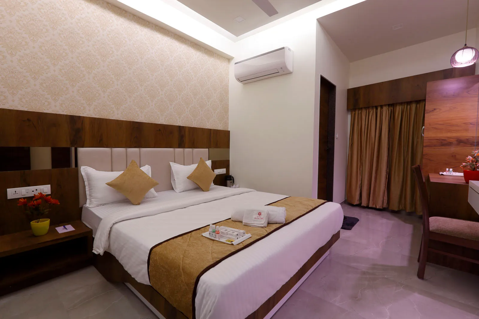 Hotels with Currency Exchange in Relief Road, Ahmedabad